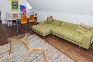 Living area - Modern cornwall countryside lodge with pool access (Callington)