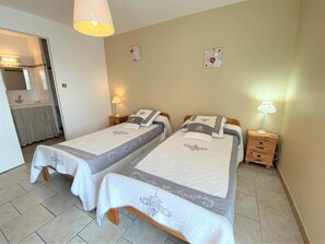 2 chambres, fer et planche à repasser, lit parapluie, Wi-Fi gratuit