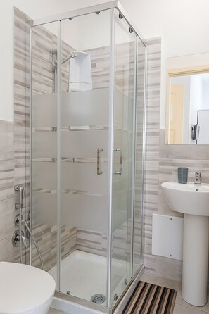 Comfort Room, Balcony | Bathroom | Shower, rainfall showerhead, hair dryer, soap