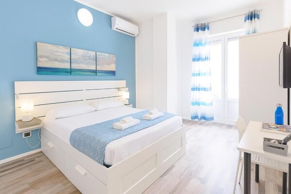 Muebles diferentes, escritorio, espacio para trabajar con laptop y wifi 