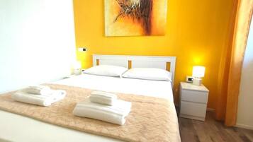 Comfort-Zimmer, Balkon | Individuell eingerichtet, Schreibtisch, laptopgeeigneter Arbeitsplatz