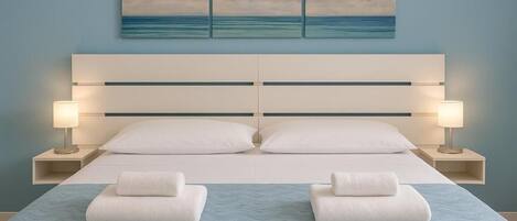 Quarto conforto, sacada | Individualmente mobiliados, escrivaninha