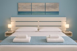 Muebles diferentes, escritorio, espacio para trabajar con laptop y wifi 