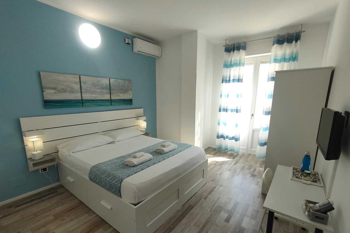 Kamar Comfort, balkon | Meja kerja, ruang kerja ramah laptop, dan Wi-Fi