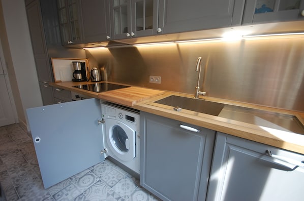 Réfrigérateur, micro-ondes, four, plaque de cuisson