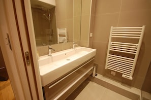 Douche, sĂšche-cheveux, serviettes fournies, papier toilette