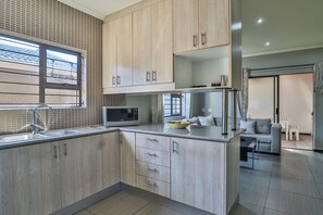 Rumah Comfort | Dapur pribadi | Lemari es, microwave, oven, dan kompor
