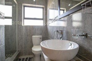 Rumah Comfort | Kamar mandi | Pengering rambut, handuk, sabun, dan sampo
