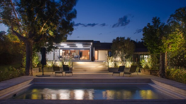 A modern house with a swimming pool, outdoor seating, and a well-lit patio area. - Charming and elegant villa (Tarascon)