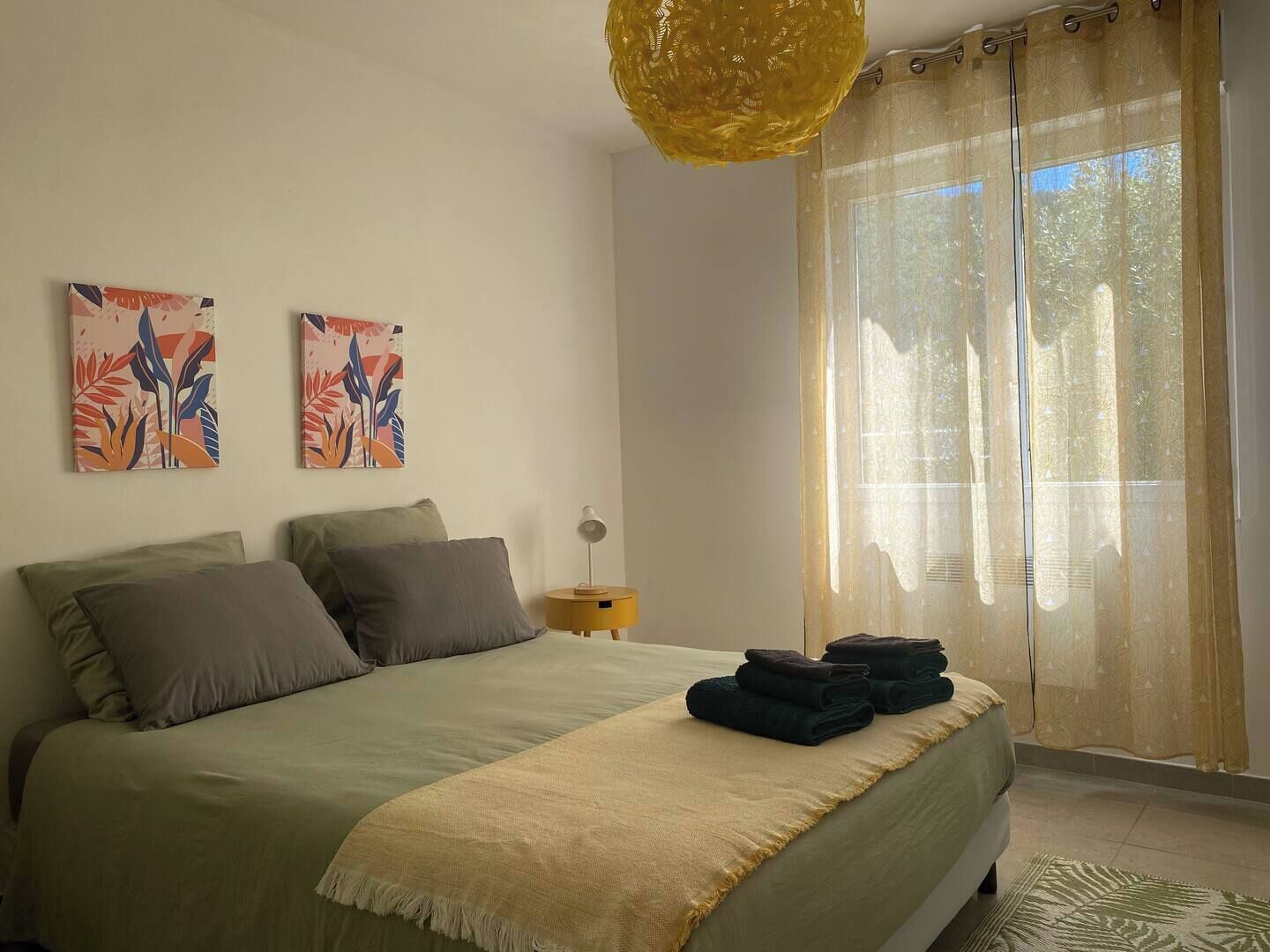 3 camere, una cassaforte in camera, una scrivania, ferro/asse da stiro