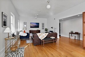 Una Smart TV, libros