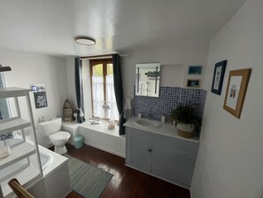 Combinació de dutxa i banyera, assecador de cabells, tovalloles i sabó 