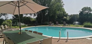 Piscina a l'aire lliure i piscina climatitzada 