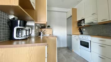 Superior Apartment | Private kitchen | Full-sized fridge, microwave, oven, stovetop