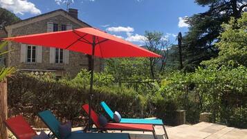 Außenpool, Sonnenschirme, Liegestühle