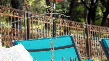 Außenpool, Sonnenschirme, Liegestühle