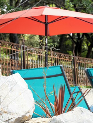 Outdoor pool, pool umbrellas, pool loungers - Spa Chateau La Tour (Nyons)