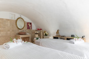 Couples treatment rooms, body treatments, hydrotherapy, aromatherapy - Spa Chateau La Tour (Nyons)