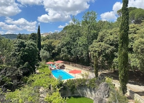 Outdoor pool, pool umbrellas, sun loungers - Spa Chateau La Tour (Nyons)