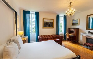 Premium bedding, pillow-top beds, desk, laptop workspace - Spa Chateau La Tour (Nyons)
