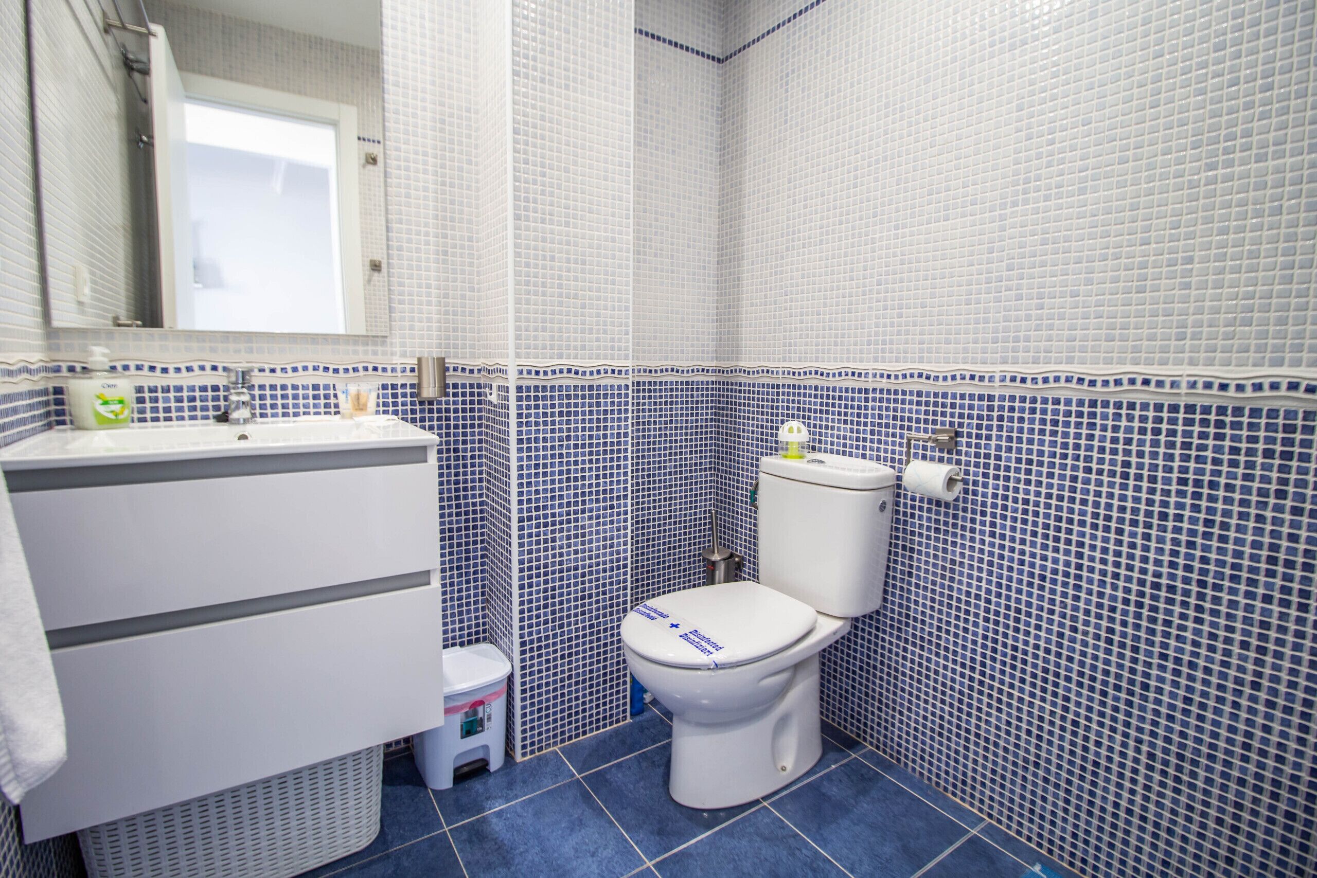 Een douche, een haardroger, handdoeken