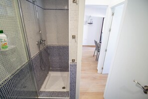 Een douche, een haardroger, handdoeken
