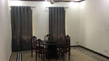 Deluxe Double Room | Seterika/papan seterika, Wi-fi percuma