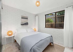 5 bedrooms, free WiFi, bed sheets - Park and Relax (Surf Beach)