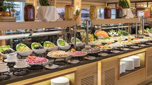 Un bufé con diversos alimentos y aderezos.