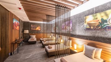 Salas de tratamiento para parejas, sauna y tina de hidromasaje