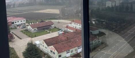 Vista desde una ventana sobre una zona residencial con casas y un estacionamiento.