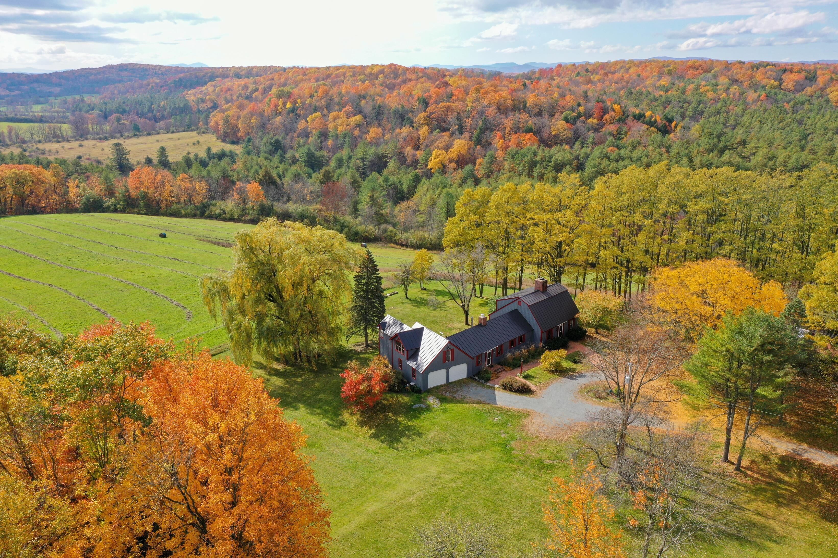 Country getaway with gorgeous views, 15 minutes from Middlebury