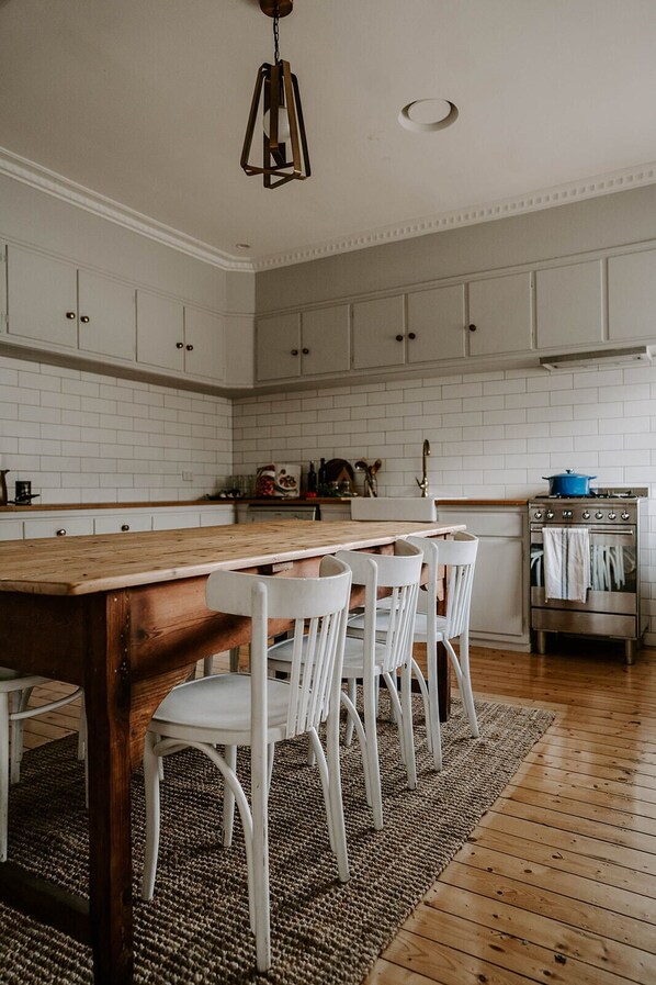 Dining - Miss Boulevard- Stylish Art Deco Dame (Shepparton)