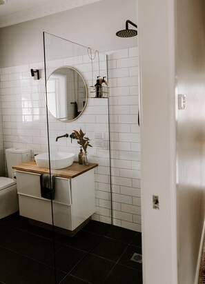 Shower, hair dryer, towels, soap - Miss Boulevard- Stylish Art Deco Dame (Shepparton)