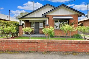 Exterior - Oasis on Warrendine - Sleek & Stylish Abode (Orange)
