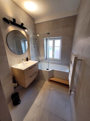 Baignoire, sĂšche-cheveux, serviettes fournies, papier toilette