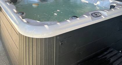 Burwell Hideaway Nordic Spa *HOT TUB * Sauna* Pool Table * Fireplace *