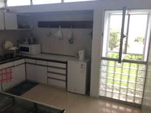 Fridge, microwave, oven, stovetop - Superb apartment in secure residence facing the lagoon (Abidjan)