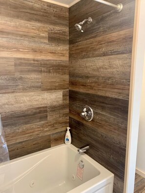 シャワー付き浴槽、ジェットバス、タオル、石鹸