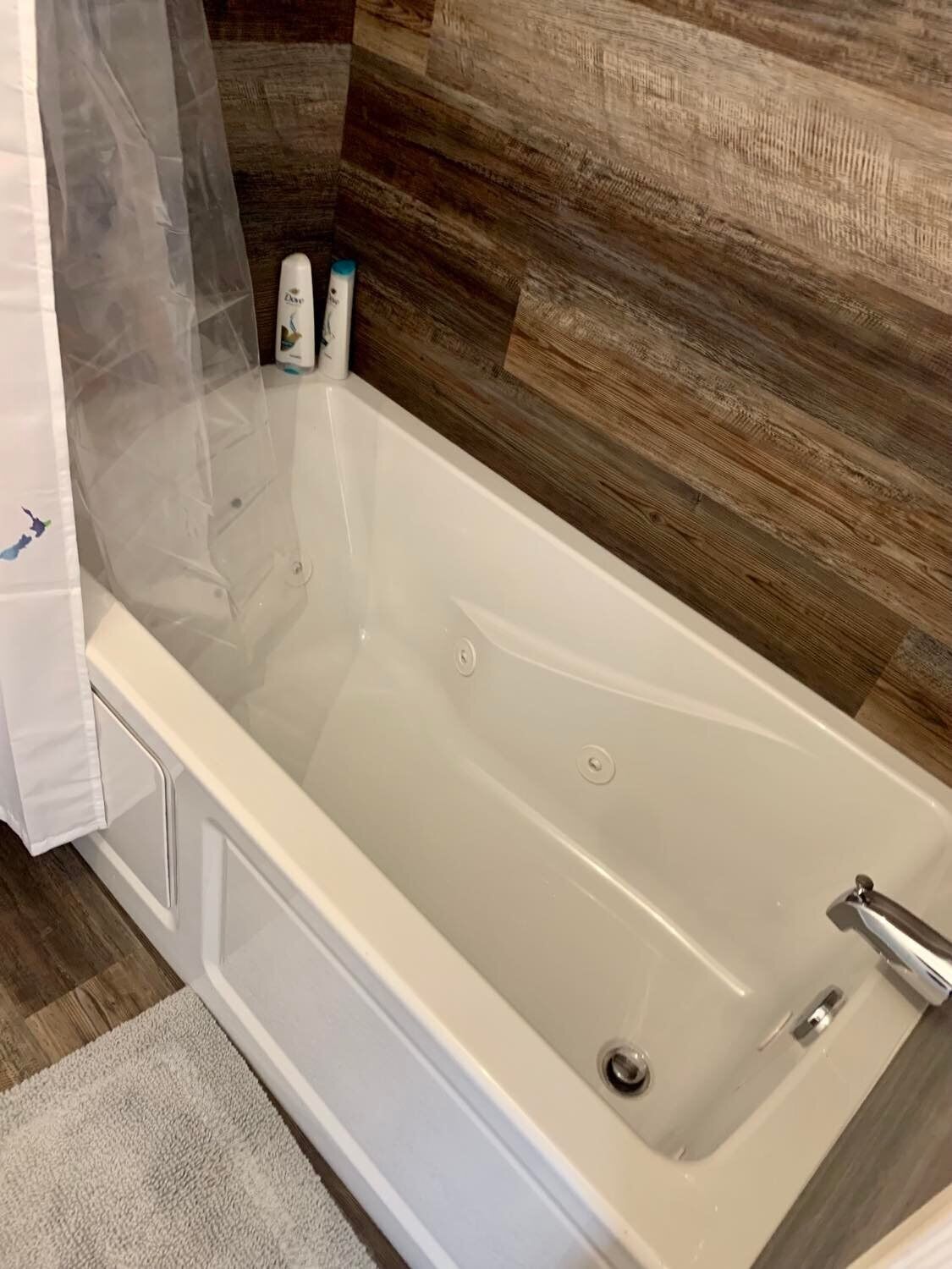 Ensemble douche/baignoire, baignoire à jets, serviettes fournies, savon