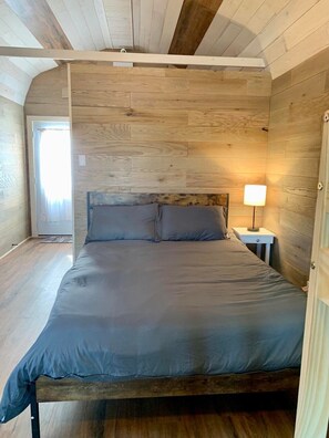 1 soverom, skrivebord, strykejern/-brett og wi-fi (inkludert)