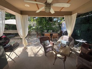 Outdoor dining - Great location close to beaches,golf & ball fields,parking ,patio and backyard . (Palm Beach Gardens)