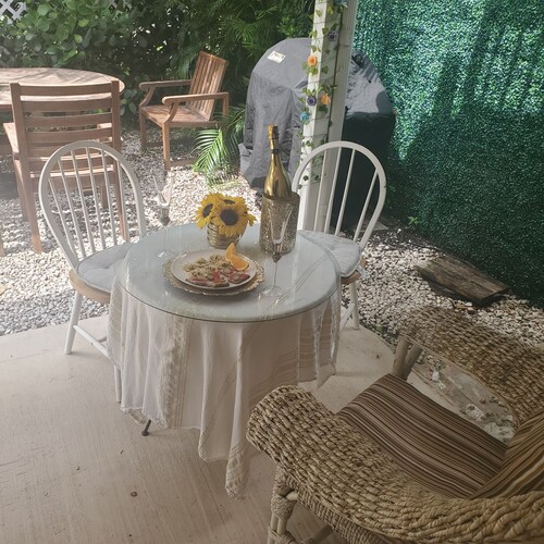 Fenced Studio with private parking ,access to patio and backyard .