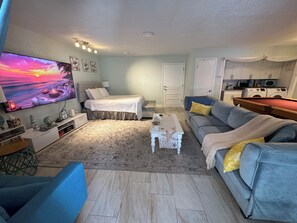 1 bedroom, in-room safe, iron/ironing board, free WiFi - Great location close to beaches,golf & ball fields,parking ,patio and backyard . (Palm Beach Gardens)