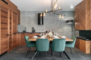 Lägenhet Deluxe | Eget kök | Minikylskåp, spishäll, diskmaskin och kaffe- och tebryggare