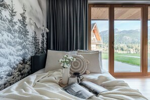 Lägenhet Deluxe | Vardagsrum | 50-tums smart-tv med kabelkanaler och tv