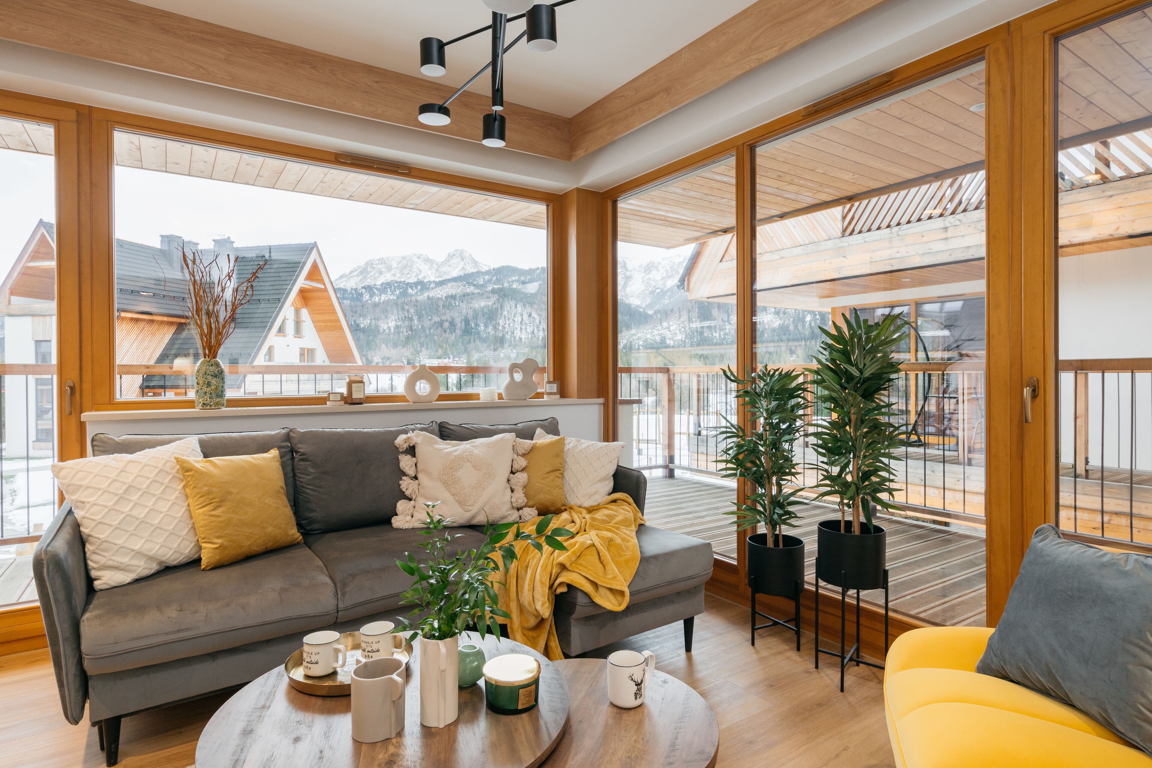 Leilighet – deluxe | Oppholdsrom | En 50-tommers smart-TV med kabel-kanaler samt TV