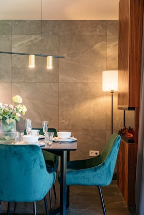 Deluxe-Apartment | Essbereich im Zimmer
