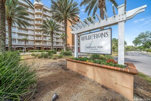 Property grounds - FREE Daily Golf! Reflections 302 Bayfront Living, Heated Resort Pool, Hot Tub (Panama City)