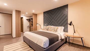 6 bedrooms, desk, iron/ironing board, WiFi (free)